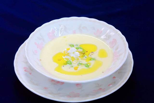 信濃町産トウモロコシ，サラダ感覚の冷たいスープ