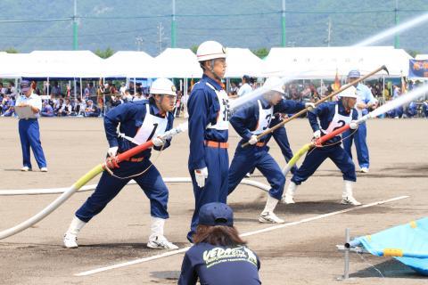 消防団放水の様子