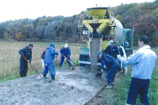 農道舗装　住民による作業風景 